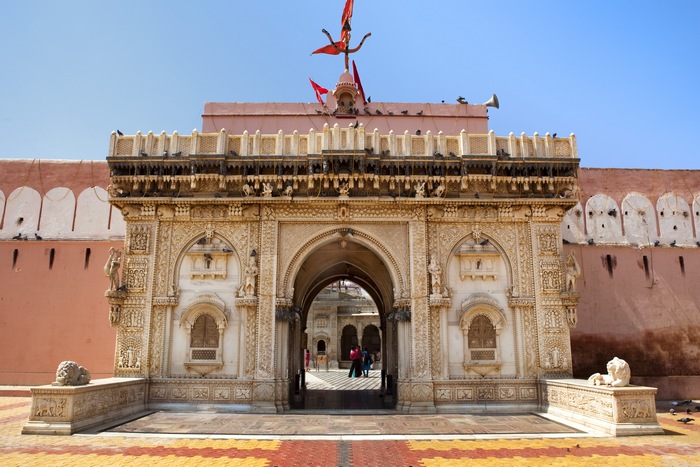 Honosná stavba z kamene, dřeva a rádžasthánského mramoru, stojí ve městě Dešnok ve státě Rádžasthán.