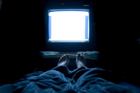 1. Technika nám kazí spaní - Studie prokázaly, že modré světlo, které vyzařují zařízení, jako jsou chytré telefony, tablety a laptopy, mohou v noci potlačit uvolňování melatoninu v těle. Tento hormon říká tělu, kdy je čas jít spát. Nedostatek spánku pak má na mozek řadu negativních dopadů. Patří mezi ně snížená soustředěnost či problémy s pamětí. 