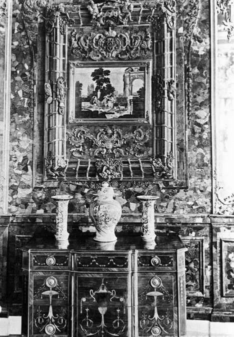 The Amber Room was last redesigned in 1770 when, on the order of Catherine the Great, the room’s decoration was altered. The room was restored five times. There were plans to restore it again in 1941. Photo: a reproduction of a pre-war photo of the Amber Room.