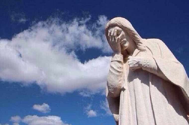 Podoba, kterou socha získala na internetu po výprasku Brazílie od Německa 7:1 v semifinále fotbalového šampionátu, jež se v roce 2014 konal právě v Brazílii.