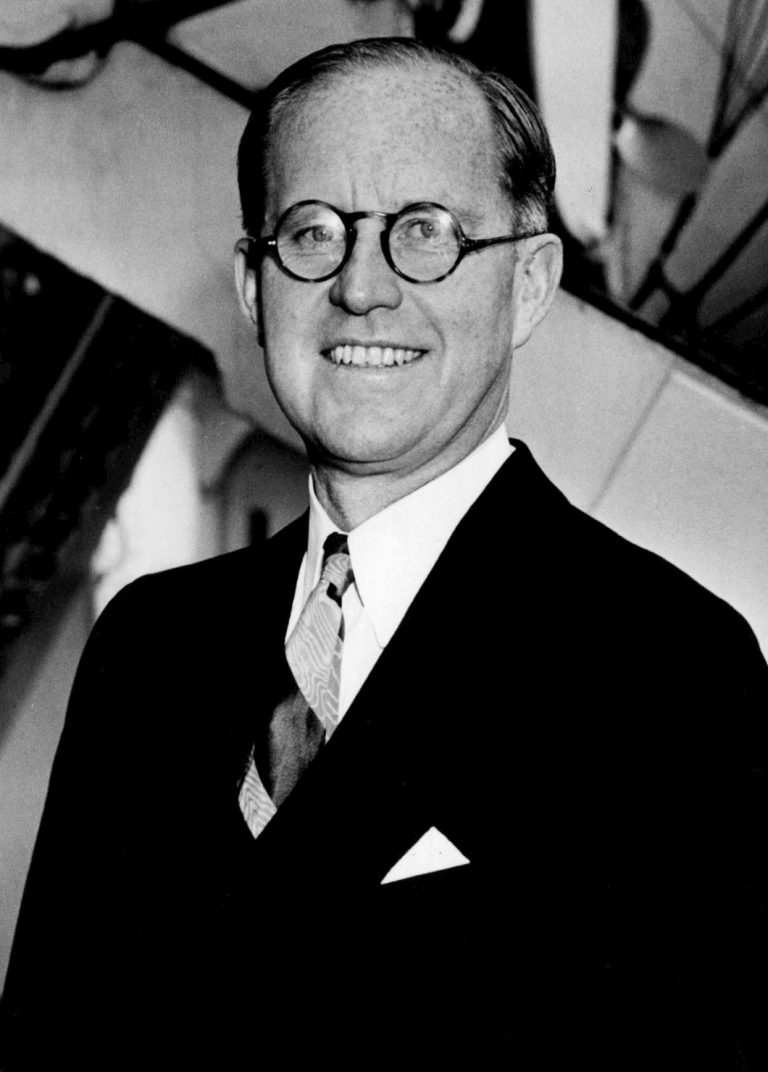 Časy, kdy byl Joseph Kennedy nejmladším americkým prezidentem banky, jsou dávno pryč. V roce 1938 se vydává na dráhu diplomata s vlastní politickou koncepcí.