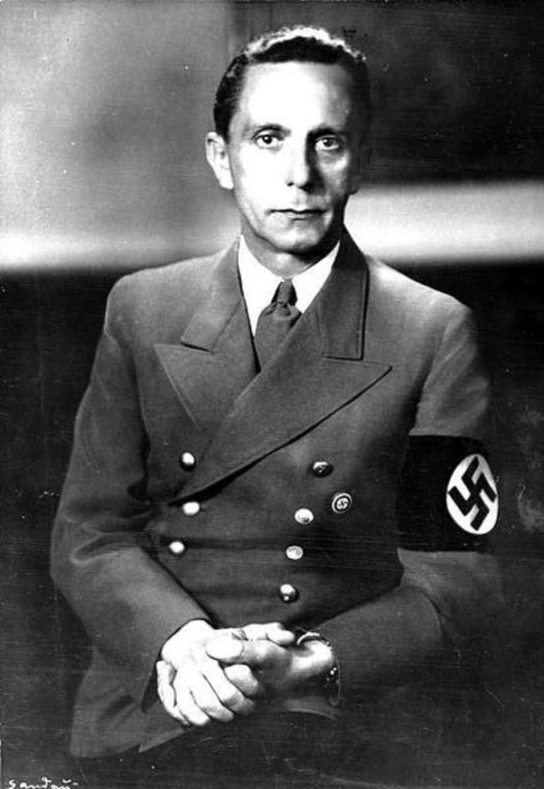 Nacistický ministr propagandy Joseph Goebbels vyzývá k ničení židovských spisů.