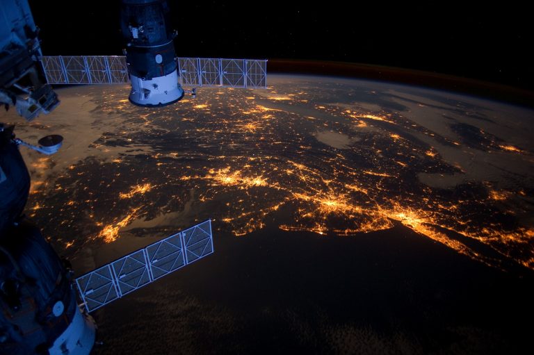 Noční snímek Země z ISS.