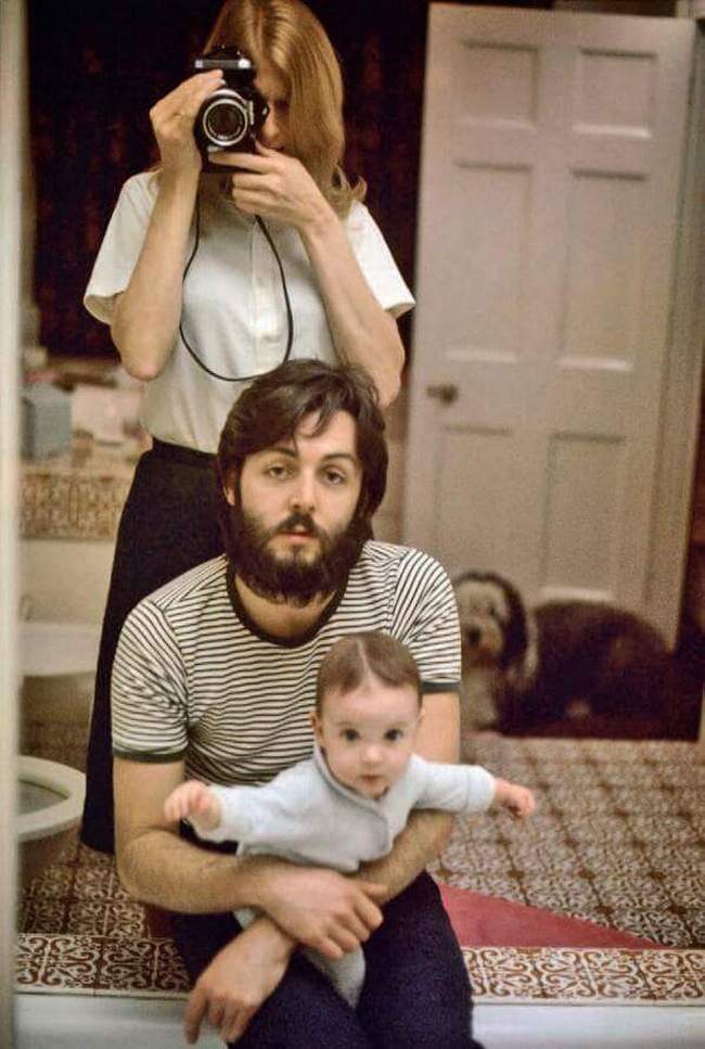 Paul McCartney: Fotografie ze soukromí slavné hudební hvězdy je jednou z těch, která doslova vyzařuje pohodovou atmosféru zvěčněné chvíle.