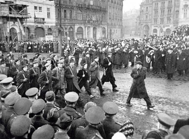 Komunistické bojůvky v ulicích v únorových dnech roku 1948.