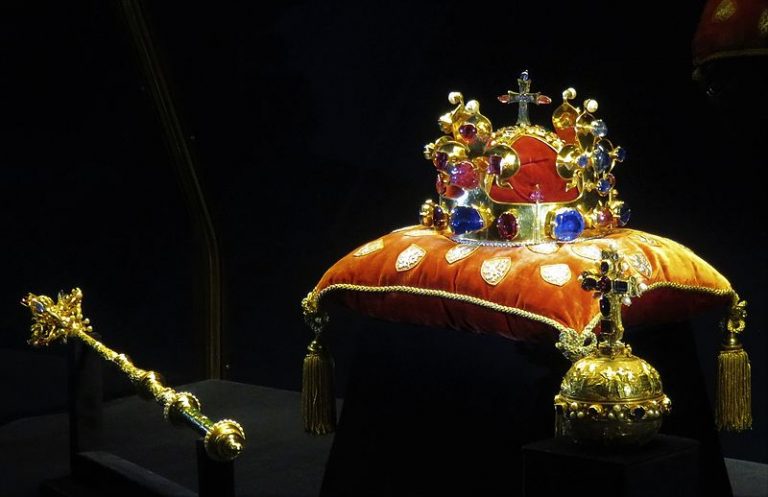 Také čeští králové třímali v rukou celý svět, reprezentovaný zlatým jablkem.