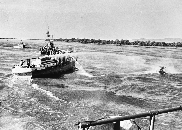 Sovětská válečná loď na řece Ussuri.