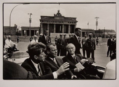 Americký prezident John F. Kennedy u brány v roce 1963 pronese svůj slavný projev v němž vyjádří solidaritu s obyvateli rozděleného Berlína.