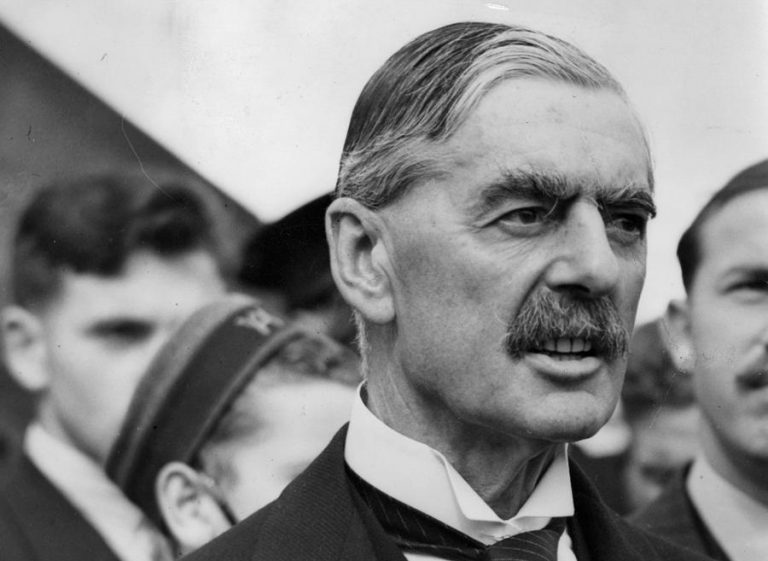Neville Chamberlain věřil, že z Německa přivezl 