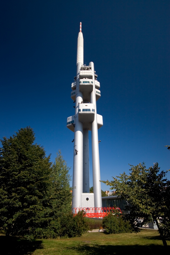 Celkově měří žižkovská věž 216 metrů.