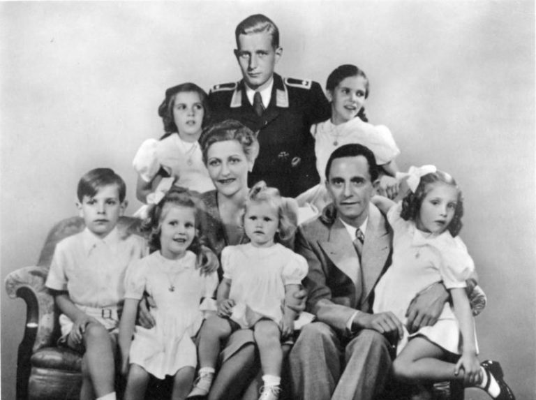 Rodina Josepha Goebbelse. Na konci války Goebbels zastřelil svou manželku Magdu a pak sám sebe. Předtím Magda otrávila svých šest dětí. Válku přežil jen Magdin syn z prvního manželství Harald (nahoře).