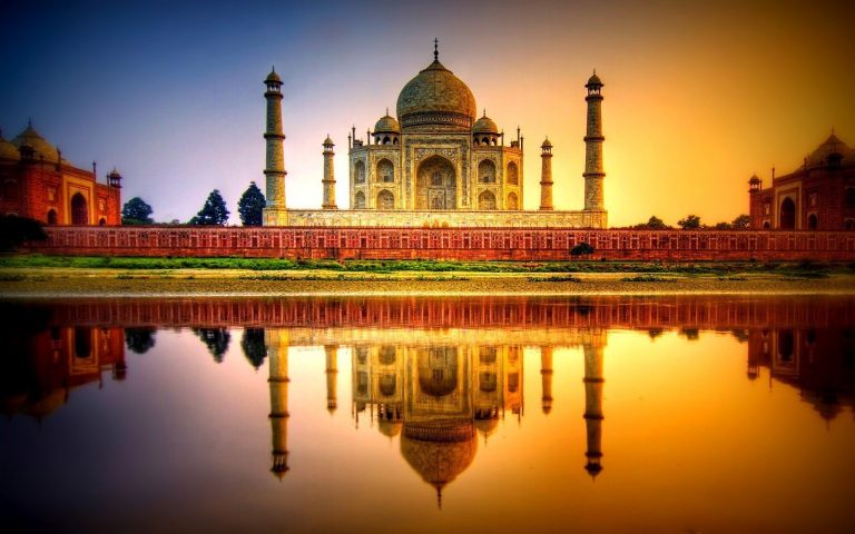 Monumentální pomník v Ágře Tádž Mahal.