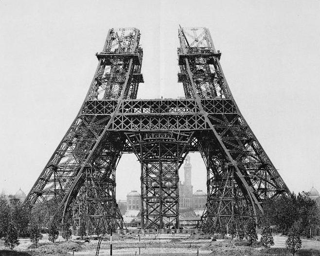 Stavba Eiffelovy věže trvala 2 roky, 2 měsíce a 5 dní