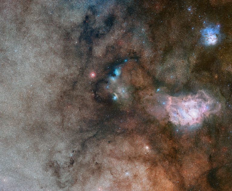 Velmi bohatá část Mléčné dráhy v souhvězdí Střelce (Sagittarius) obsahuje obrovské množství stálic stejně jako řadu působivých oblastí s probíhajícím vývojem hvězd.