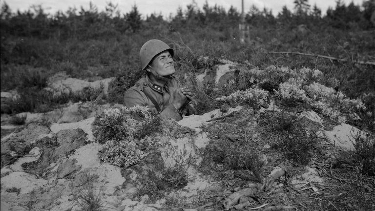 Finský voják během Pokračovací války proti SSSR.