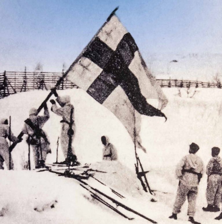Finští vojáci vztyčují svou vlajku na konci války.