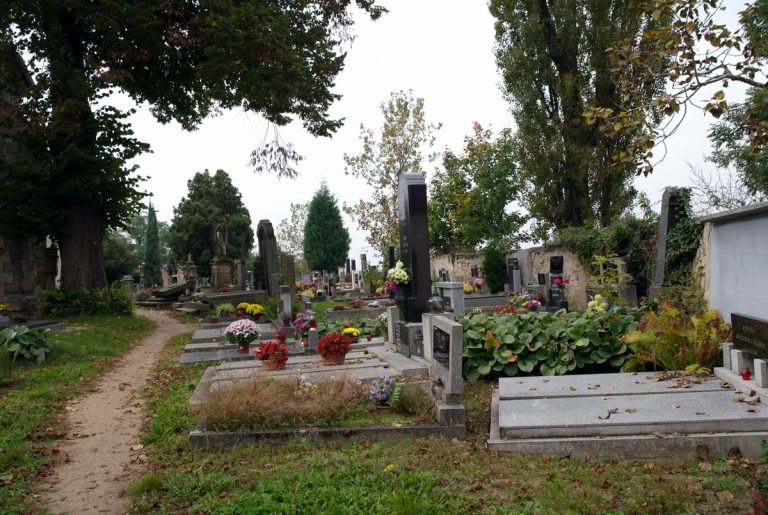 Strnadův hrob najdete na hřbitově sv. Klimenta v Chržíně u Kladna.