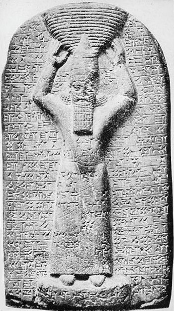 Asyrský panovník jako velekněz. Cizí kulturu včetně písma ale zadupe do země.