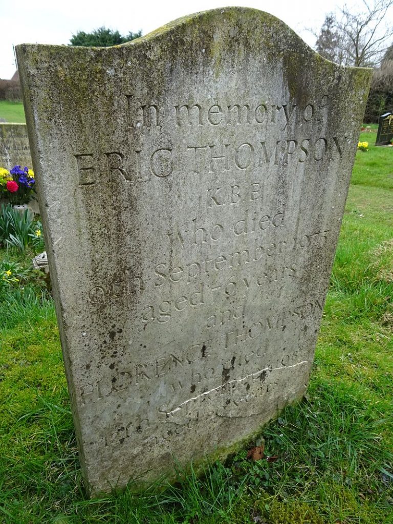 Hrob etnografa Erika Thompsona v Ashdonu v Essexu. Díky jeho kritice kolegovy předmluvy se o objevu dozví svět až po Thompsonově smrti.