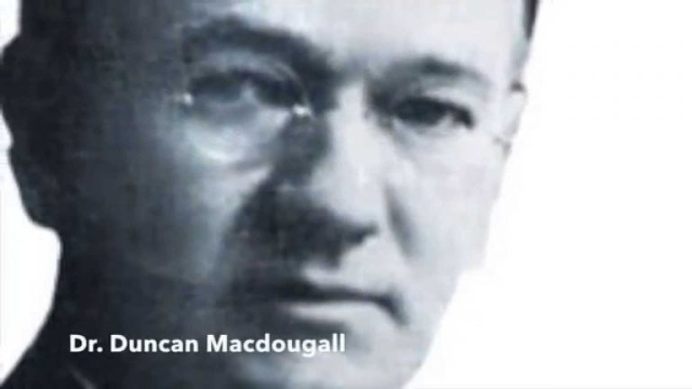 Doktor Duncan McDoughall se odhodlal k unikátnímu experimentu.