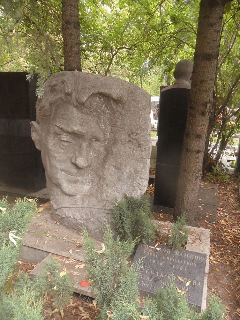 Spisovatelův náhrobek na Novoděvičím hřbitově.