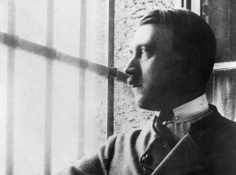 Přestože je odsouzený za vlastizradu, odsedí si Hitler jenom 13 měsíců.