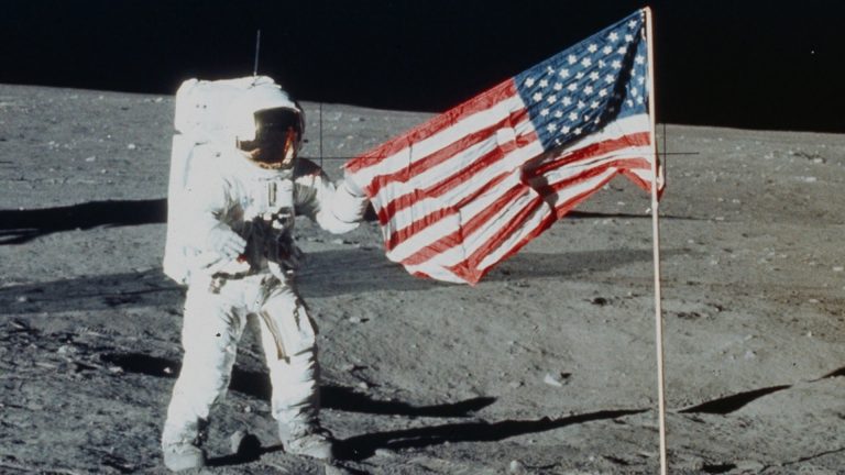 Americká vlajka na Měsíci neznamenala, že by si USA zdejší území přivlastnily.