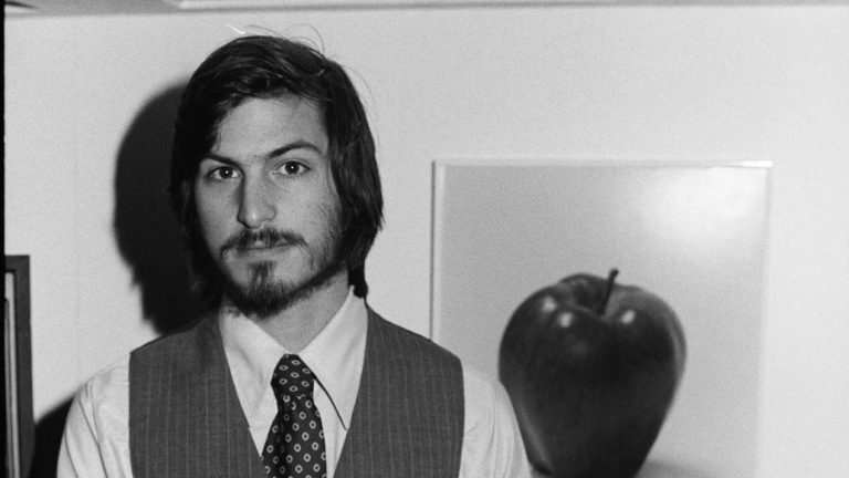 Mladý Steve Jobs a jablko.
