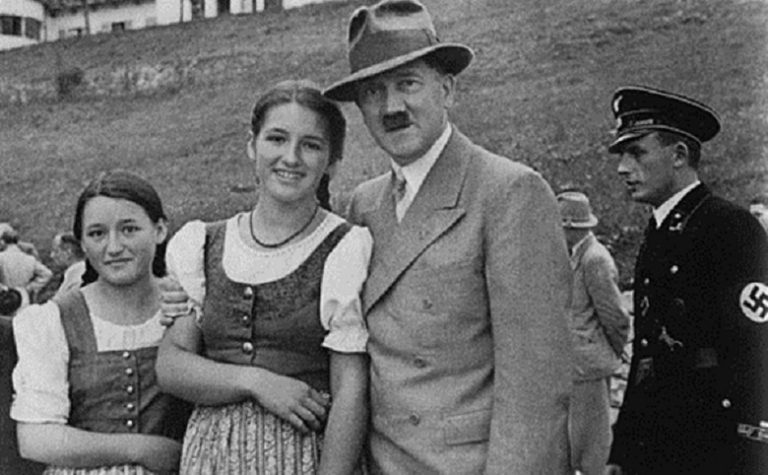 Hitler s bavorskými děvčaty. Snímek vznikl pro potřeby vydání propagandistických pohlednic.