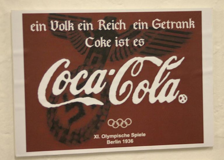 Obrovské dobové plakáty na olympijské hry v Berlíně a coca-colu jsou v roce 1936 zcela běžné.