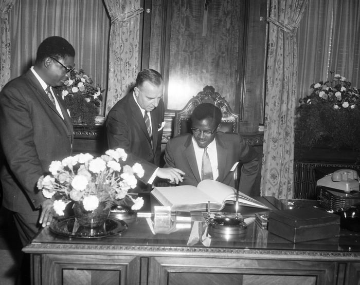 Patrice Lumumba (vpravo) je velmi mladý. Jeho odstranění spustí lavinu demonstrací.