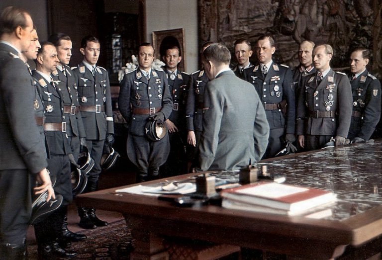 Hitler na Berghofu s veliteli Luftwaffe.