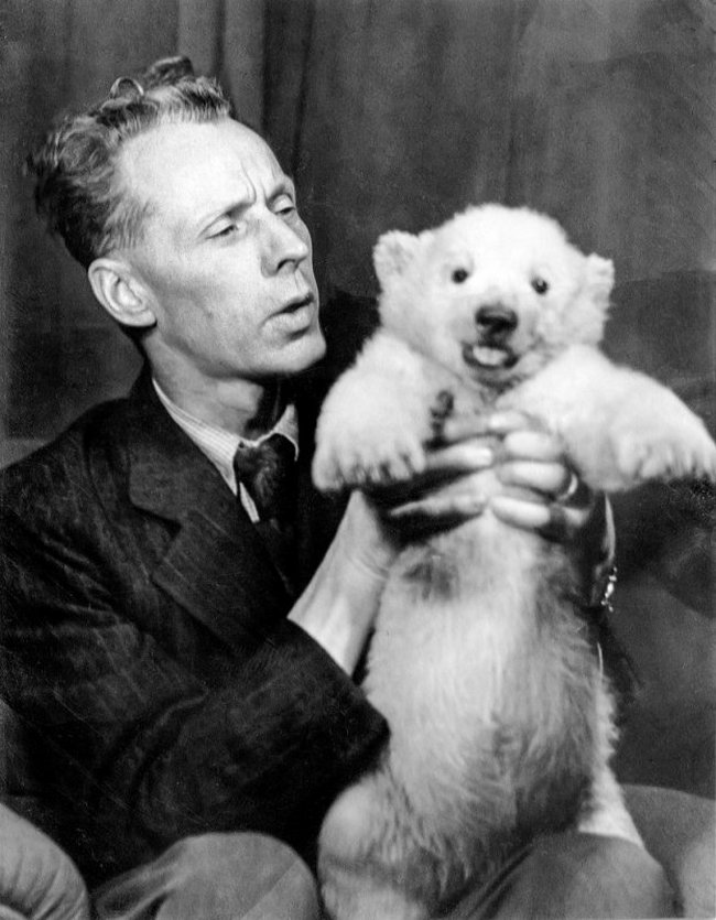Dr. Jan Vlasák se Sněhulkou, první v zajetí odchovaným ledním medvídětem.