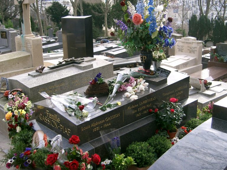 Hrob má legendární zpěvačka na pařížském hřbitově Père-Lachaise.