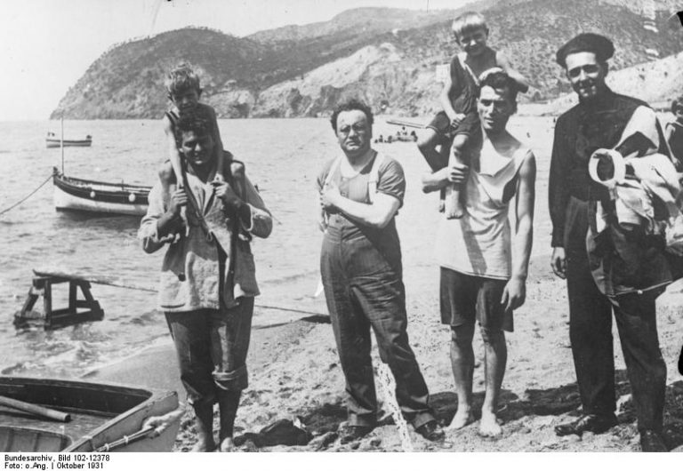 Arnaldo Mussolini (druhý zleva) vystuduje zemědělství a nastoupí nakonec na novinářskou dráhu.