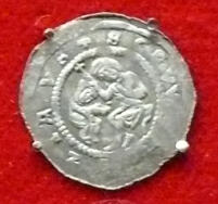 Denár českého krále Vladislava II. obsahuje stříbra už jenom tenkou slupičku.