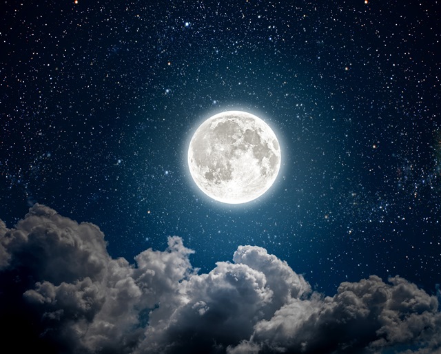 Pokud má Měsíc okolo sebe kruhovou zář, pravděpodobně přijde druhý den déšť.