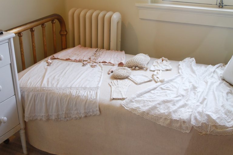 Teprve nové spodní prádlo v 19. století poskytne ženám komfort i v době menstruace.