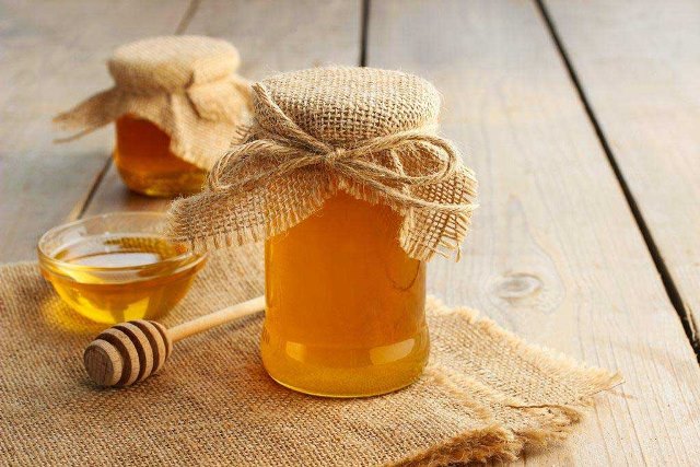 Med patří mezi přirozené náhražky bílého cukru.