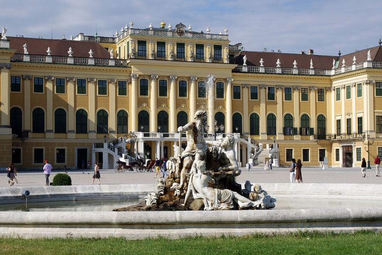 Do paláce ve vídeňském Schoenbrunnu se musí vejít obrovský dvůr Marie Terezie. Čítá na 1500 lidí.