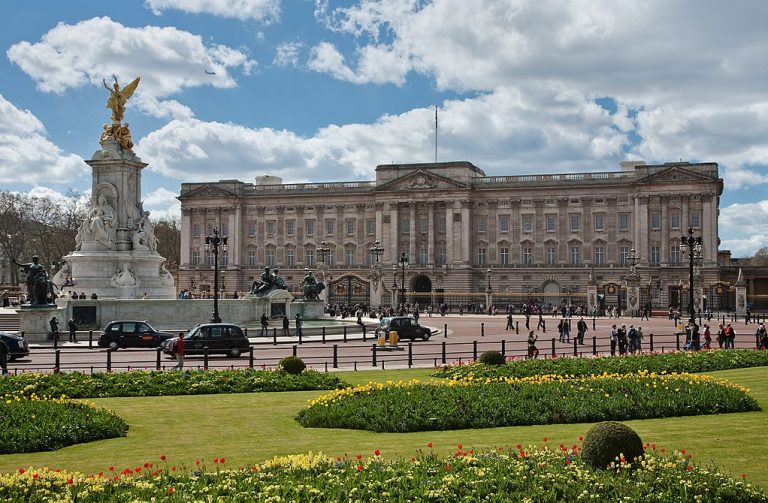 Buckinghamský palác v Londýně je původně dárkem krále pro manželku.