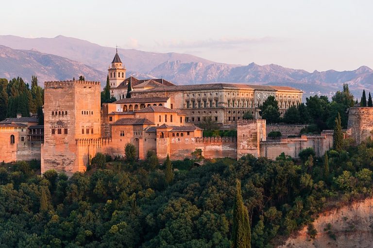 Alhambra, Červený hrad se pyšní 23 věžemi. Z původního zařízení ale nezbylo skoro nic...
