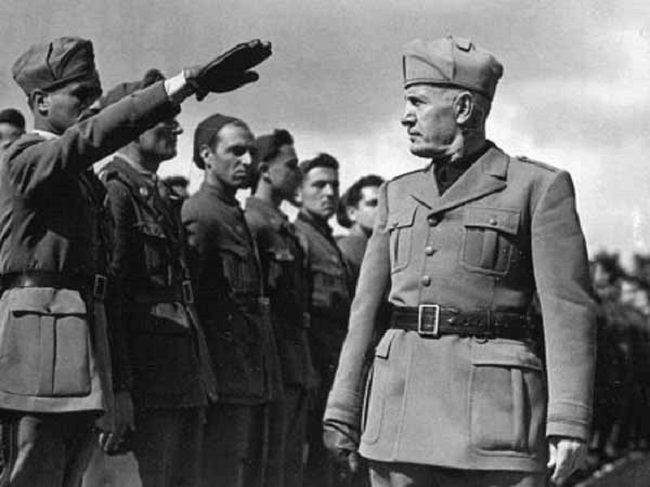Benito Mussolini obhlíží své jednotky během italsko-etiopské války.