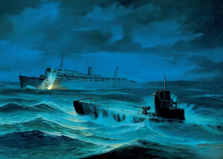Velká loď je pro sovětskou ponorku snadnou kořistí.