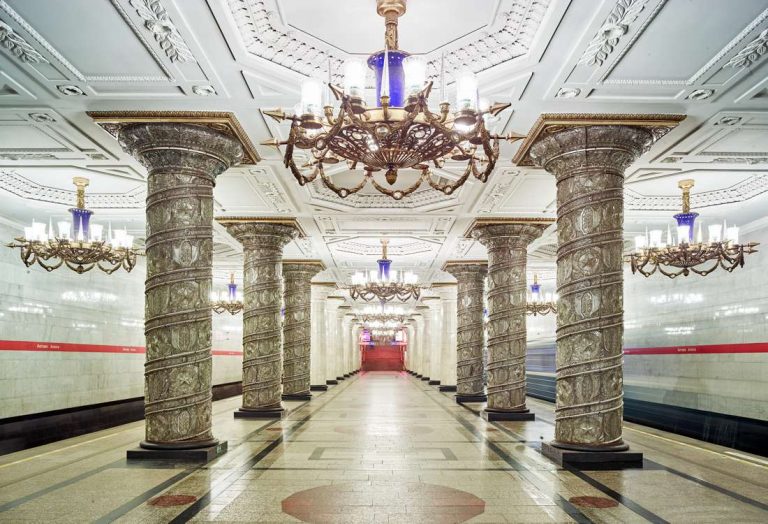 Honosné stanice nemá jen moskevské metro, jak dosvědčuje interiér stanice Avtovo v Peterburgu.