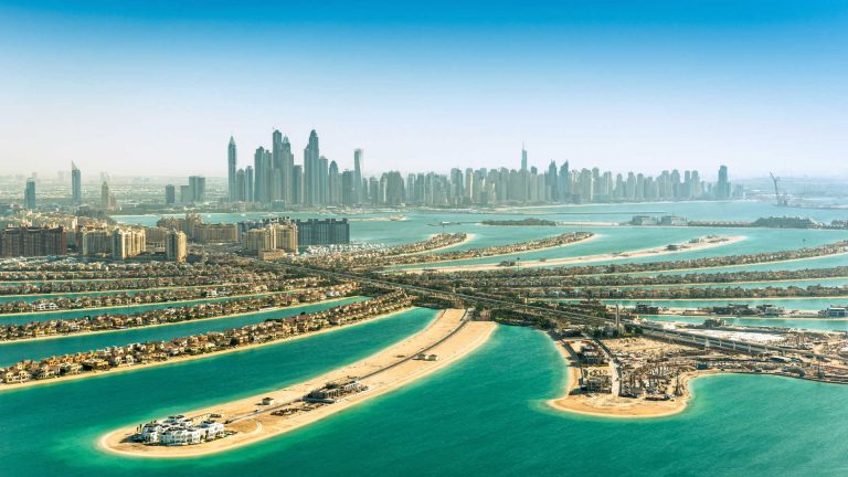 Pohled na Dubaj z umělých ostrovů.