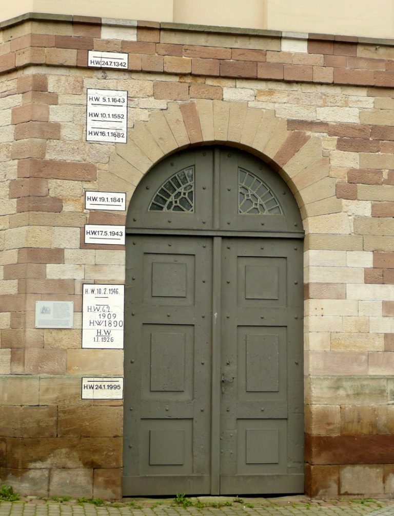 Značka na budově v dolnosaském Hann. Mündenu ukazuje, kam až voda v roce 1342 dosahovala.