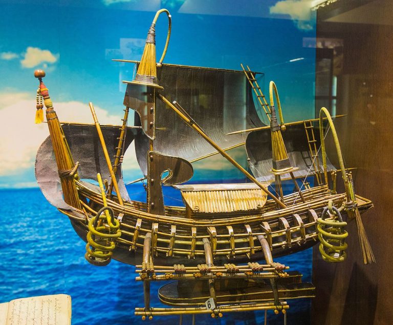 Lidé z Majaphitu využívali k plavbě menší praktické čluny. Jeden z nich najdeme v expozici v Kuala Lumpuru.