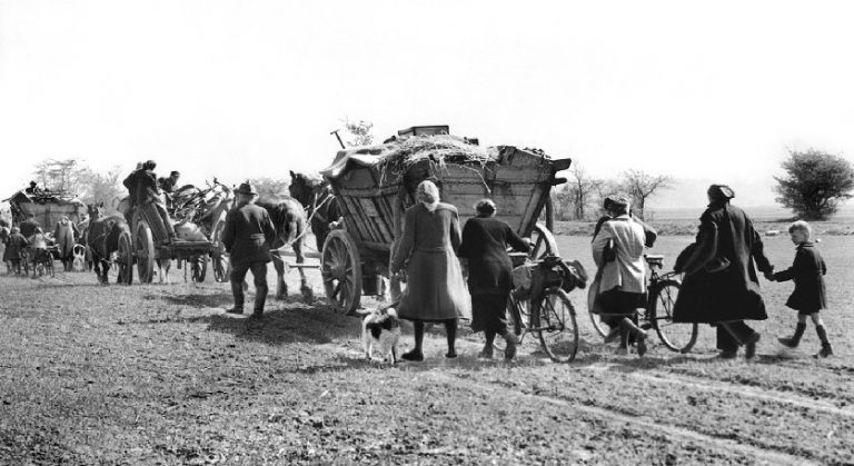 Němci prchají před postupující Rudou armádou.