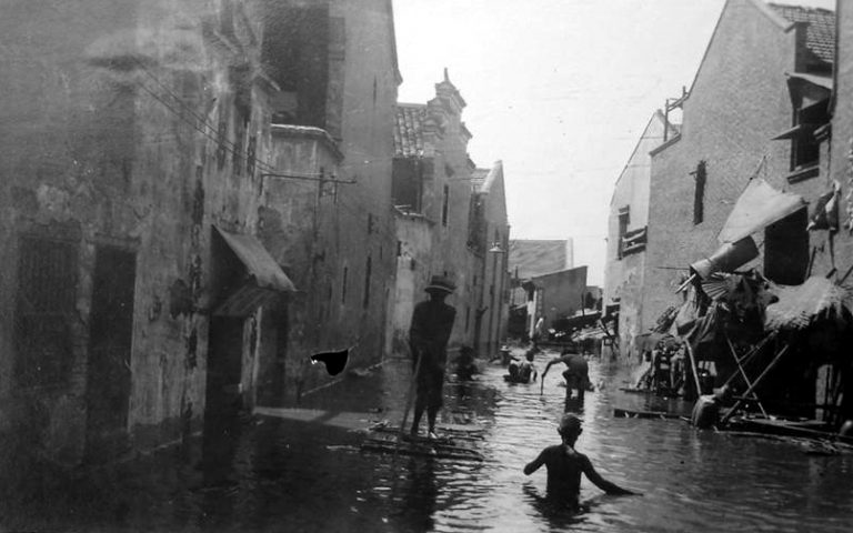 Záplavy v roce 1931 jsou snad ještě horší. I tady se mluví o třech milionech obětí. Další statisíce zahubí nemoci a hladomor.